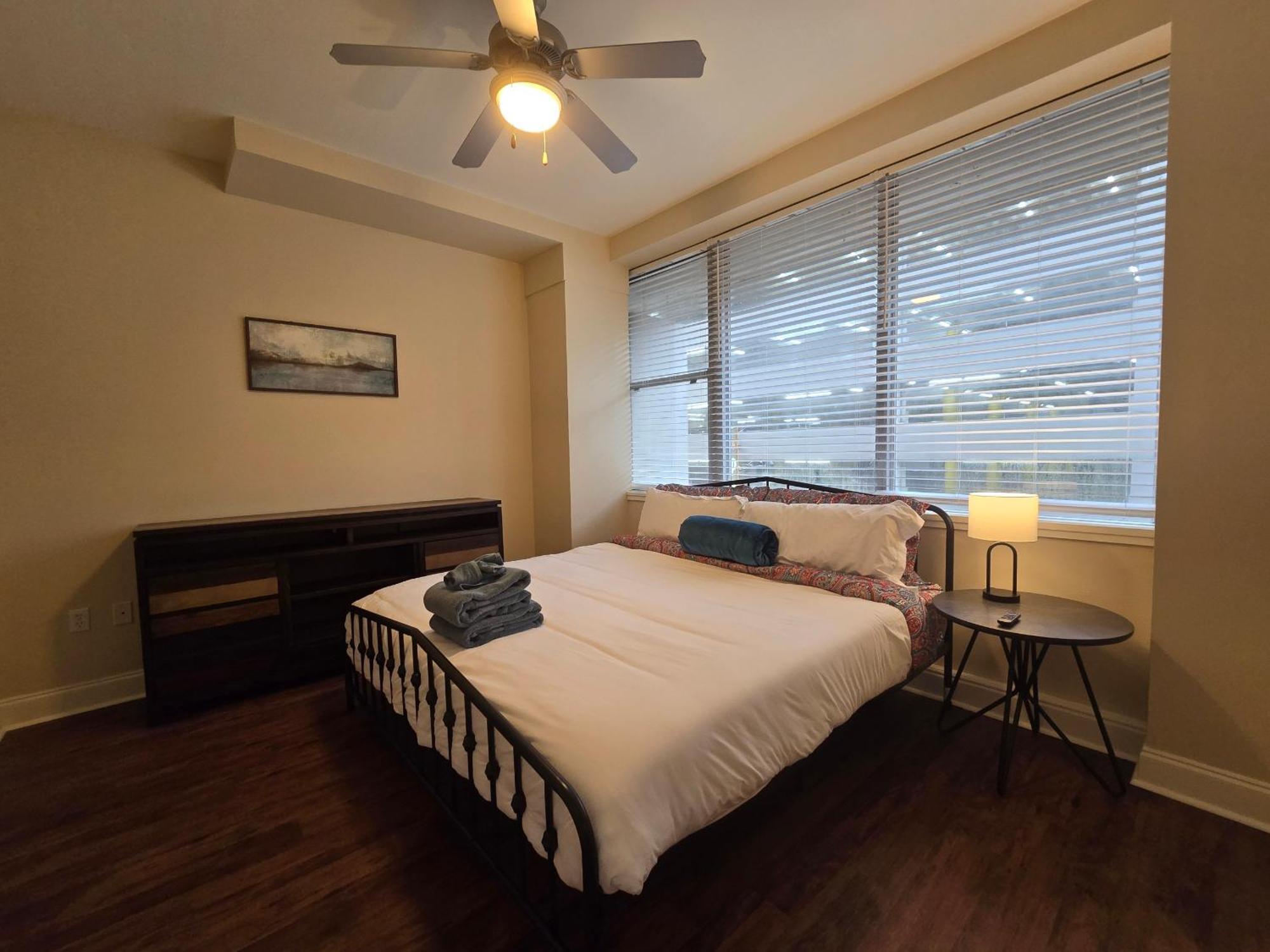 Amazing Condos Beautiful View 2 Blocks To French Quarter, Small Rooftop Pool, Gym, Seanger Theater, Super Dome, And Bourbon St Nueva Orleans Habitación foto