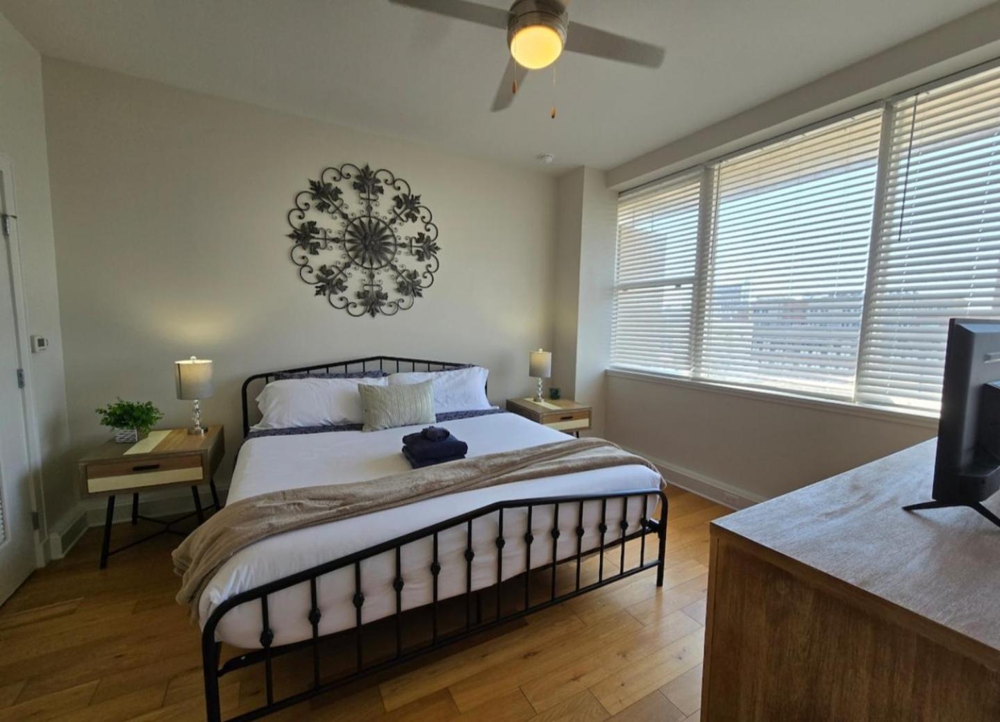 Amazing Condos Beautiful View 2 Blocks To French Quarter, Small Rooftop Pool, Gym, Seanger Theater, Super Dome, And Bourbon St Nueva Orleans Habitación foto