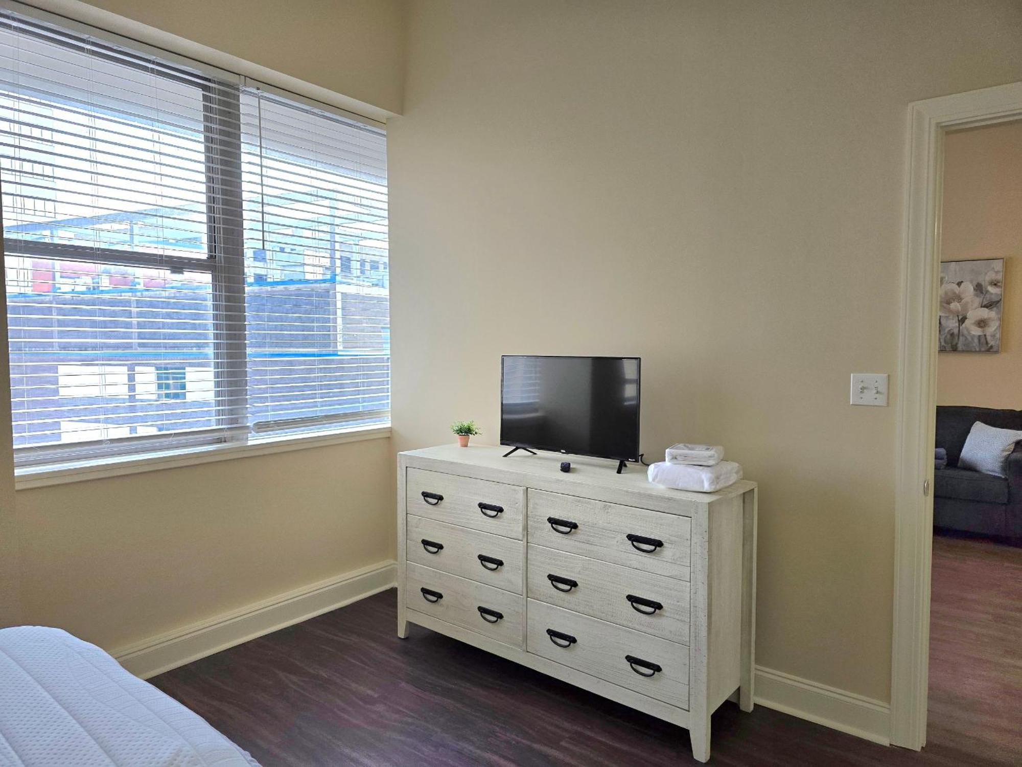 Amazing Condos Beautiful View 2 Blocks To French Quarter, Small Rooftop Pool, Gym, Seanger Theater, Super Dome, And Bourbon St Nueva Orleans Habitación foto