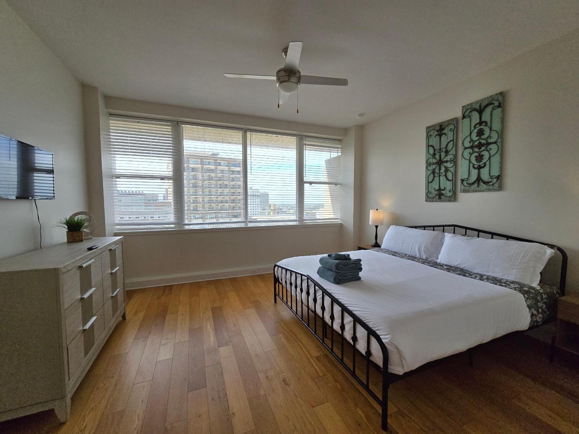 Amazing Condos Beautiful View 2 Blocks To French Quarter, Small Rooftop Pool, Gym, Seanger Theater, Super Dome, And Bourbon St Nueva Orleans Habitación foto
