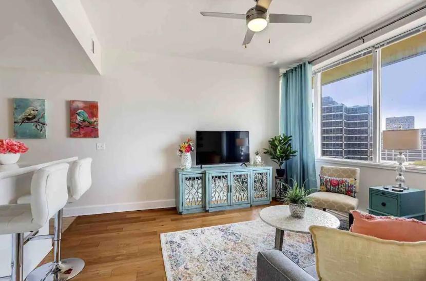 Amazing Condos Beautiful View 2 Blocks To French Quarter, Small Rooftop Pool, Gym, Seanger Theater, Super Dome, And Bourbon St Nueva Orleans Habitación foto