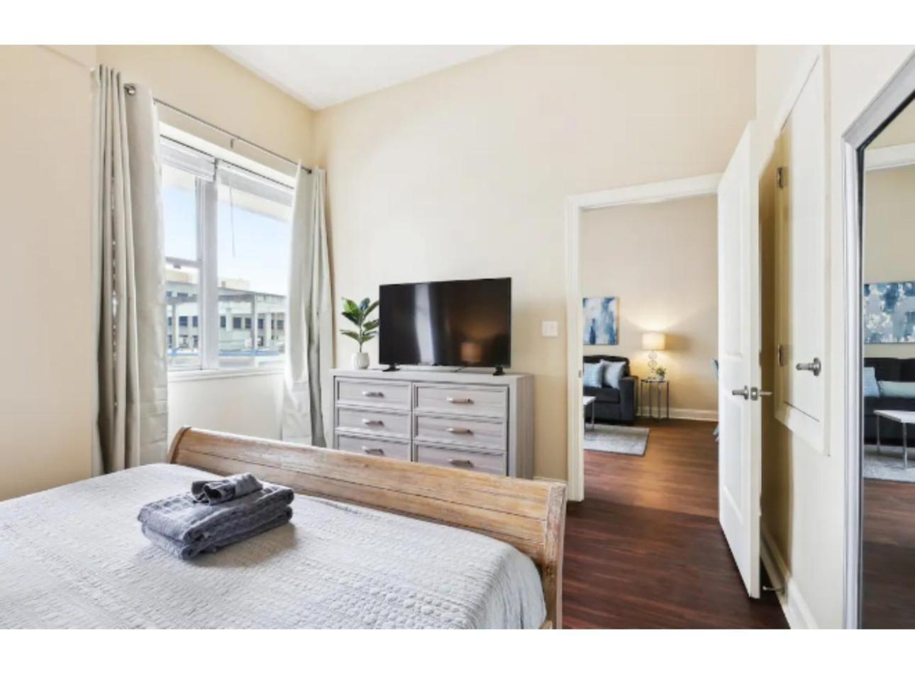 Amazing Condos Beautiful View 2 Blocks To French Quarter, Small Rooftop Pool, Gym, Seanger Theater, Super Dome, And Bourbon St Nueva Orleans Habitación foto