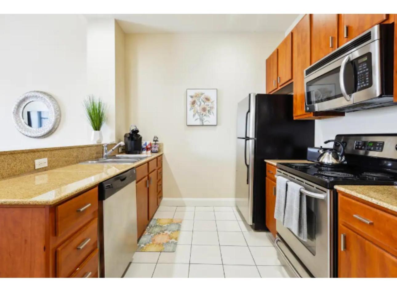 Amazing Condos Beautiful View 2 Blocks To French Quarter, Small Rooftop Pool, Gym, Seanger Theater, Super Dome, And Bourbon St Nueva Orleans Habitación foto